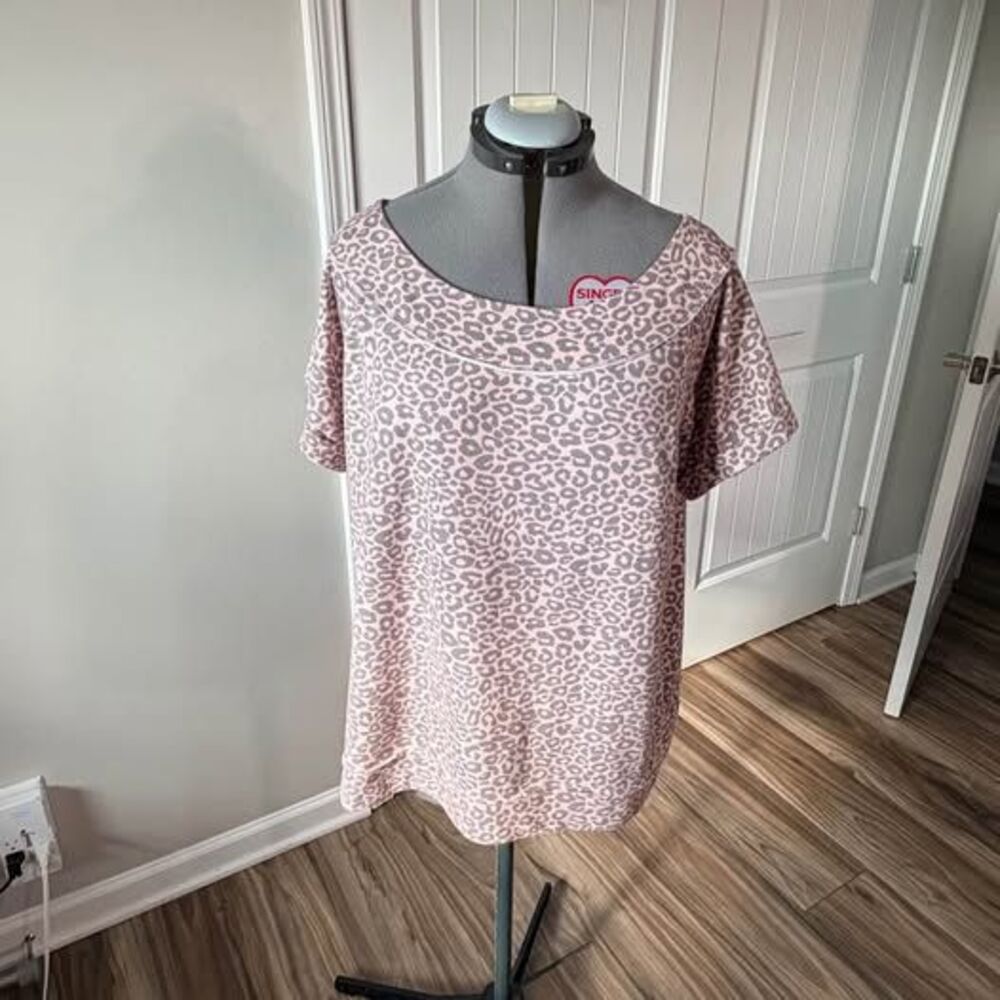 Maurices Leopard Print Top, Size 2X, 25” p-p, 26” length, short sleeve, C7555